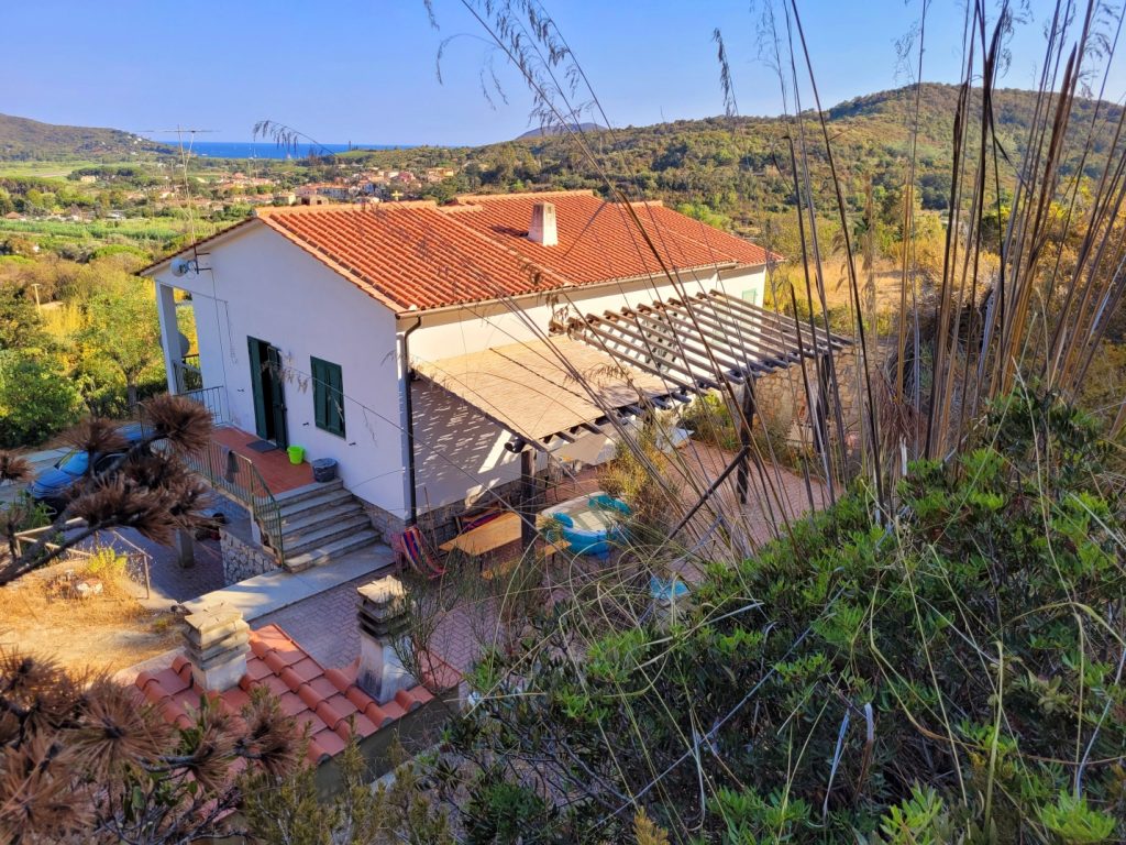 Elba-FeWo-Ferienhaus Ferienwohnung mit Ansicht der Rückseite